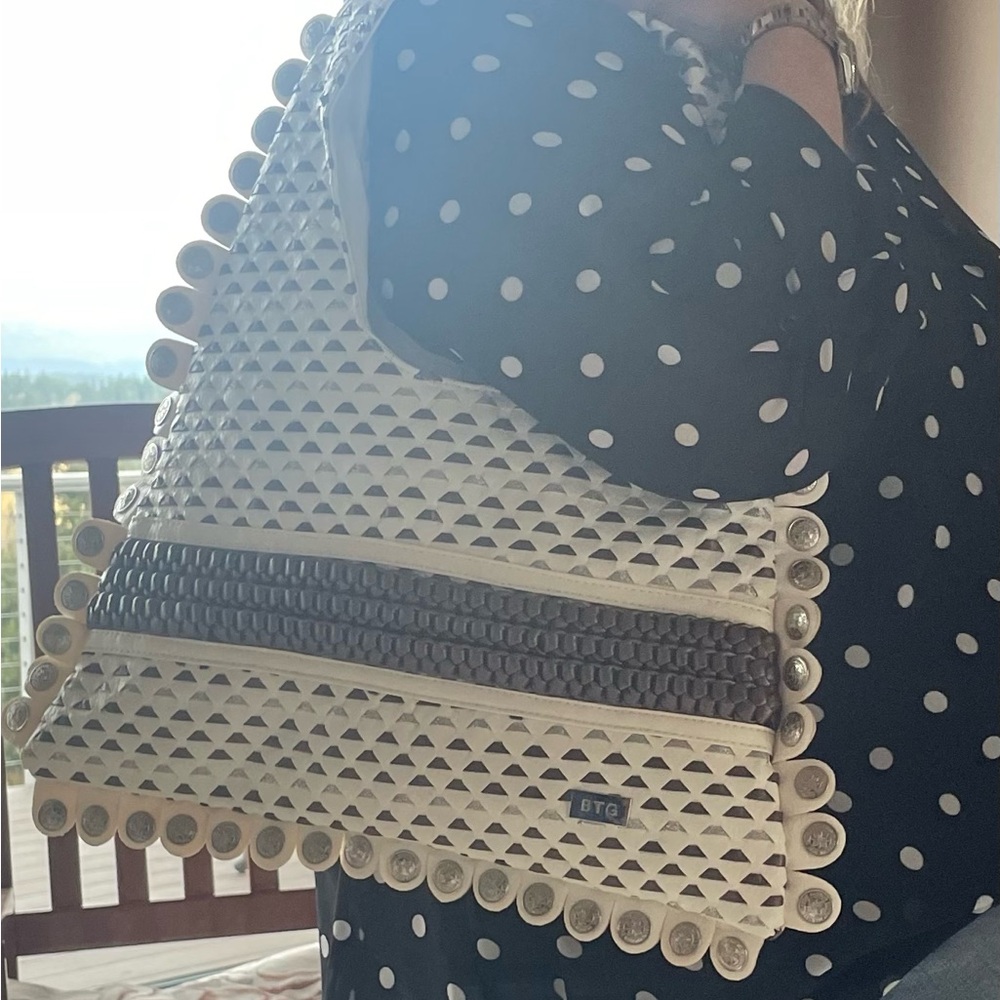 Badgley Mischka White and Brown Textured Tote - Picture 5 of 8
